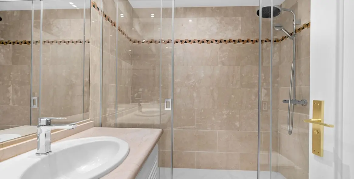 Venta de apartamento en planta media en Nueva Andalucía 16