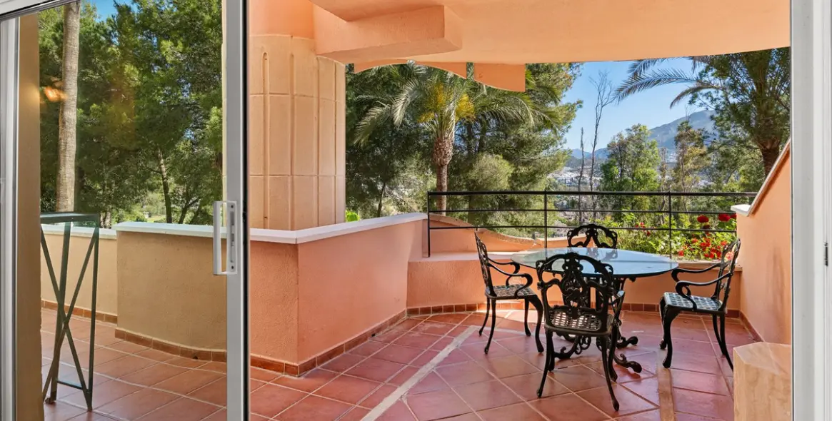 Venta de apartamento en planta media en Nueva Andalucía 21