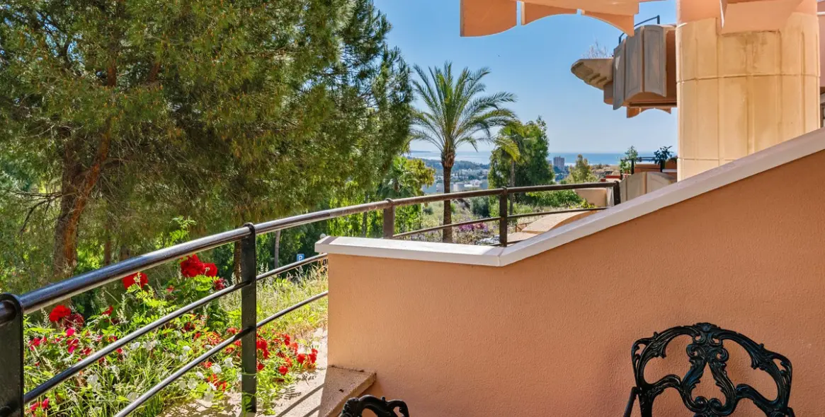 Venta de apartamento en planta media en Nueva Andalucía 25