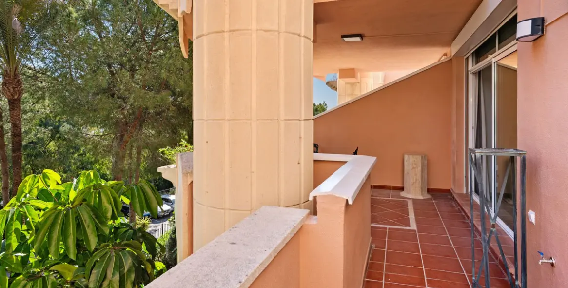 Venta de apartamento en planta media en Nueva Andalucía 26
