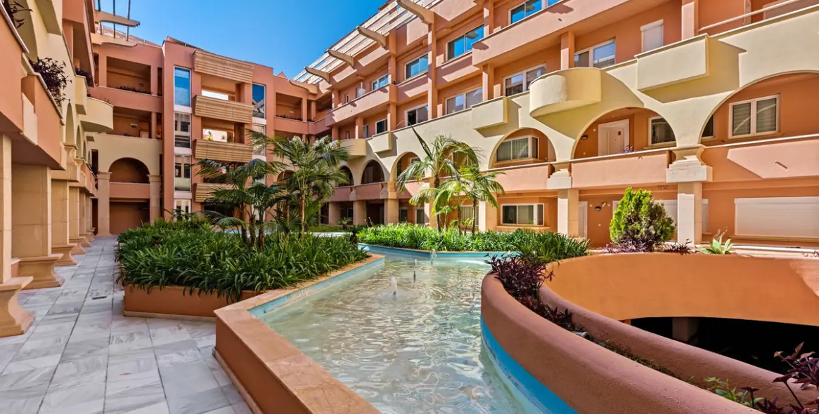 Venta de apartamento en planta media en Nueva Andalucía 28