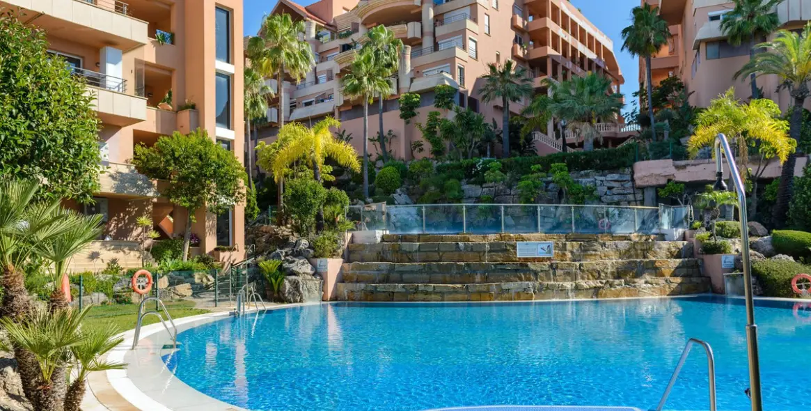 Venta de apartamento en planta media en Nueva Andalucía 30