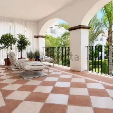 Venta de apartamento en planta baja en Nagüeles