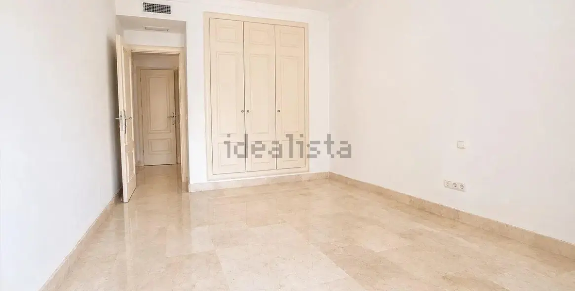 Venta de apartamento en planta baja en Nagüeles 11