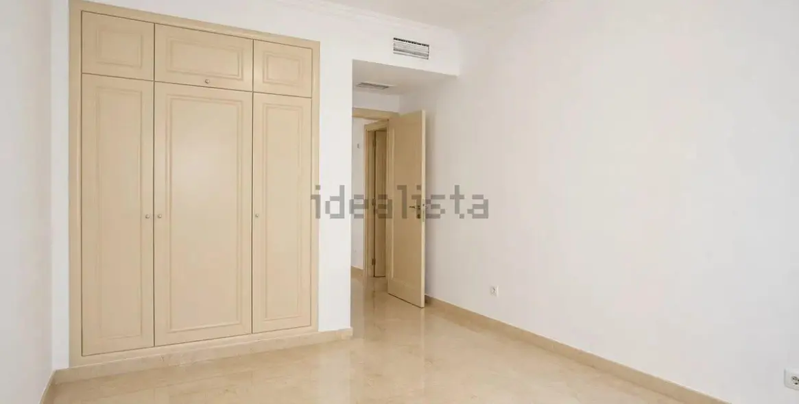 Venta de apartamento en planta baja en Nagüeles 13