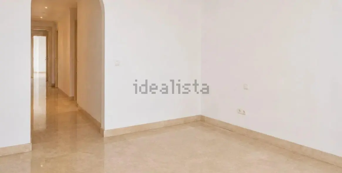 Venta de apartamento en planta baja en Nagüeles 18