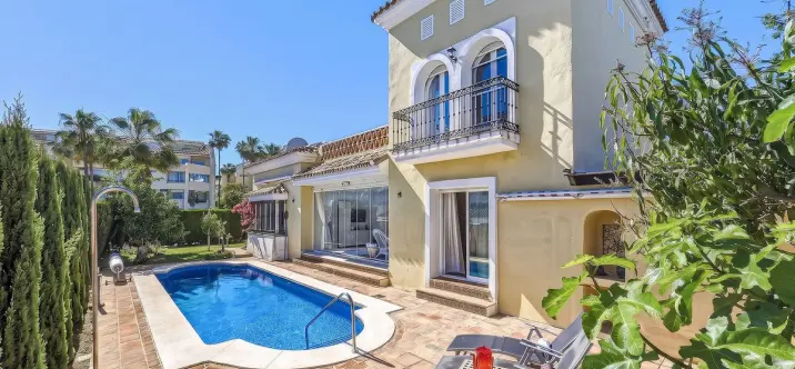 Продажа  отдельно стоящей виллы в Bahía de Marbella 1