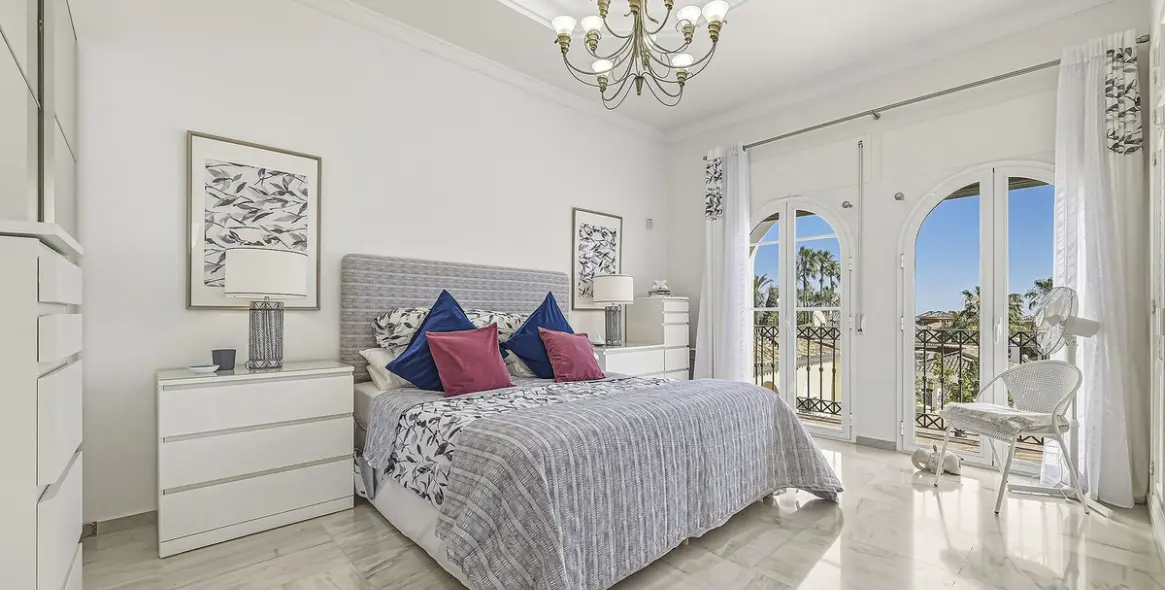 Продажа  отдельно стоящей виллы в Bahía de Marbella 22