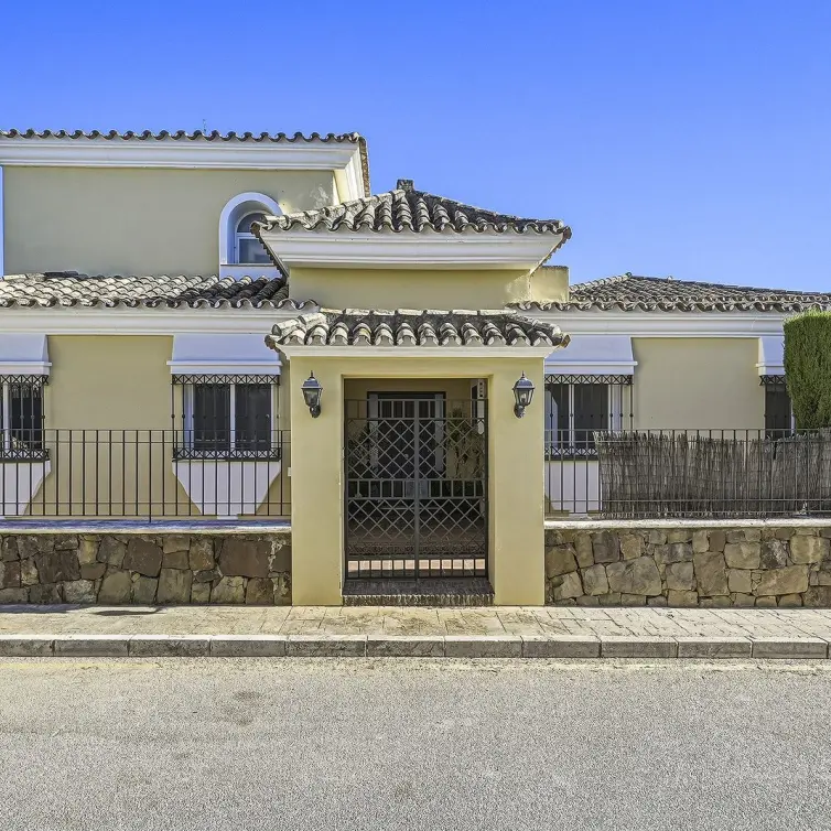 Sale of detached villa in Bahía de Marbella