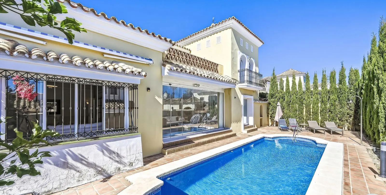 Sale of detached villa in Bahía de Marbella 2