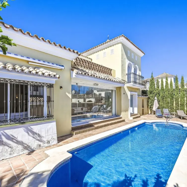 Sale of detached villa in Bahía de Marbella