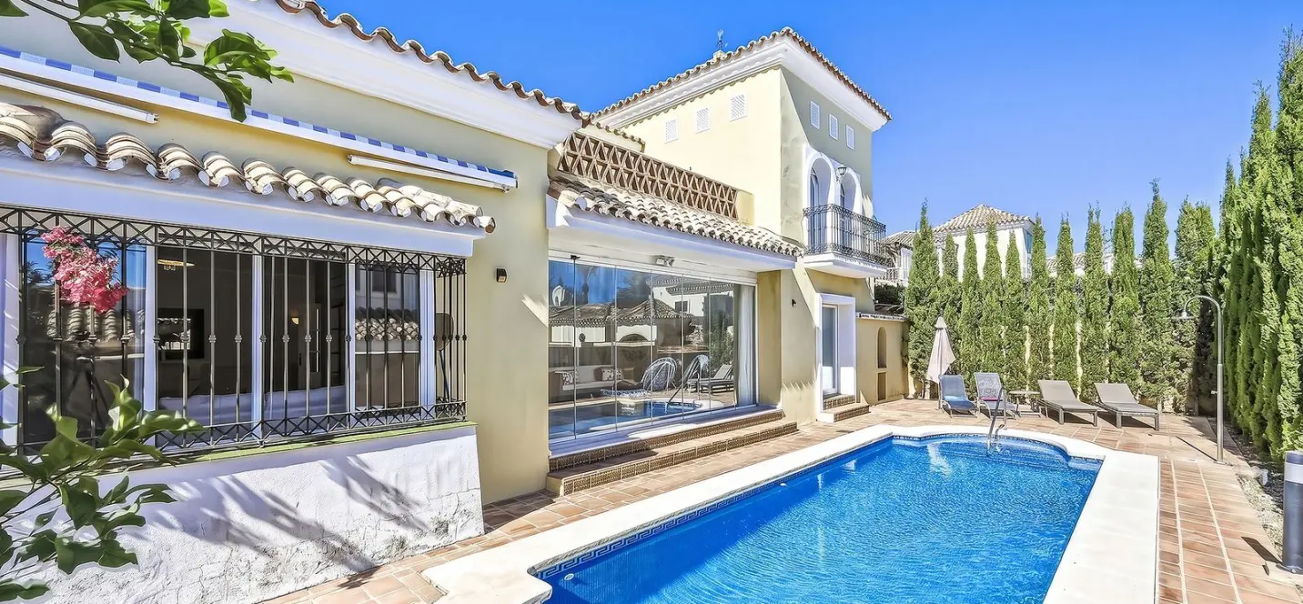 Sale of detached villa in Bahía de Marbella 1