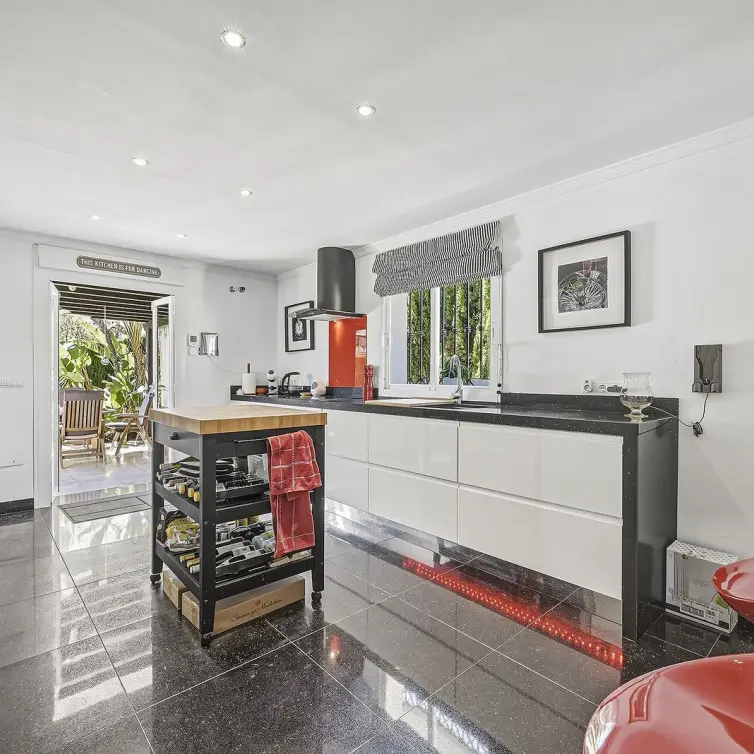 Sale of detached villa in Bahía de Marbella