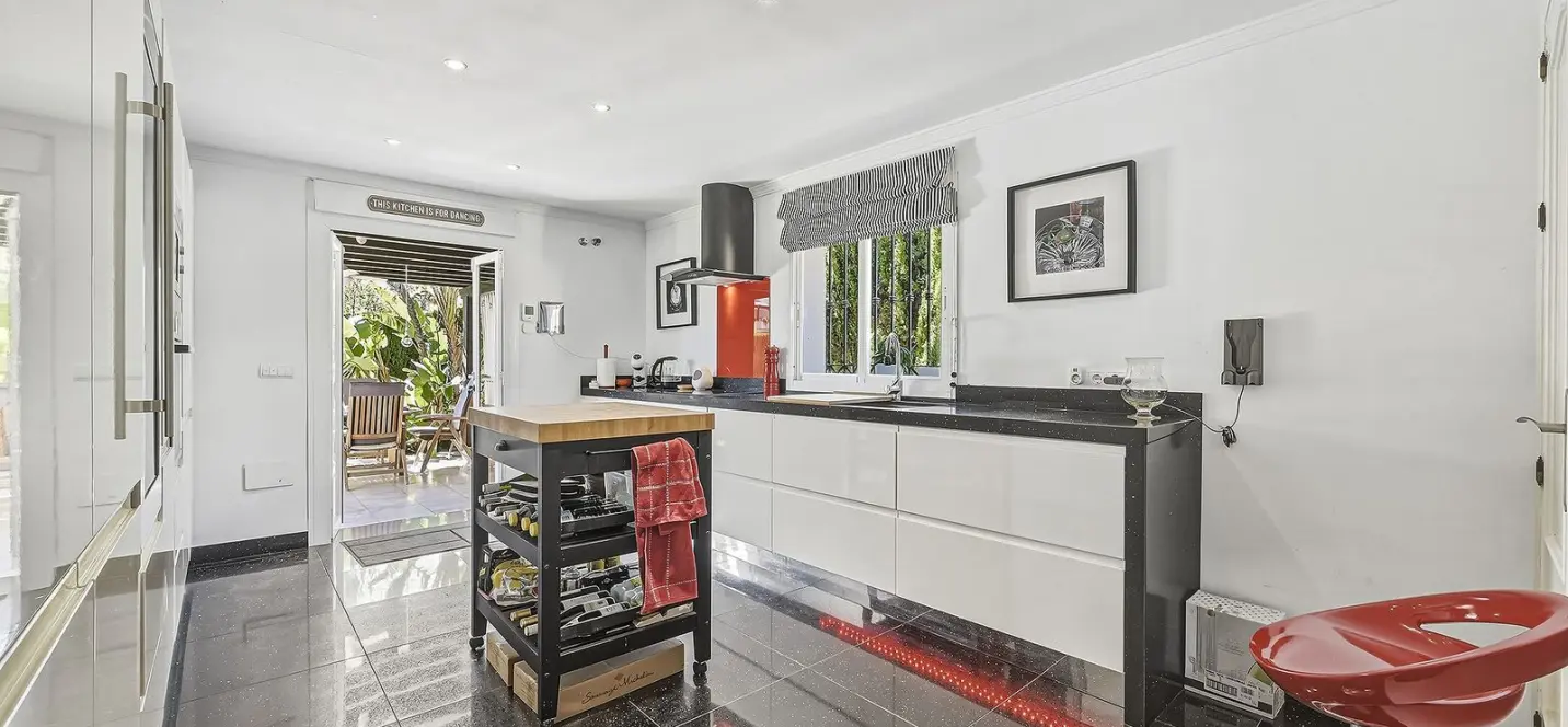 Sale of detached villa in Bahía de Marbella 3