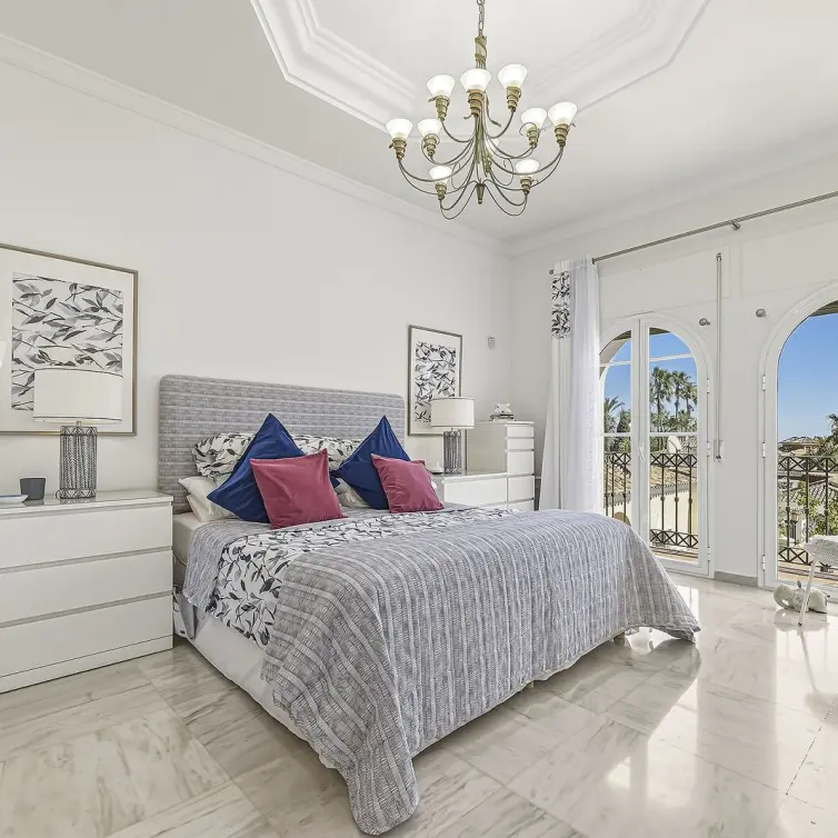 Sale of detached villa in Bahía de Marbella