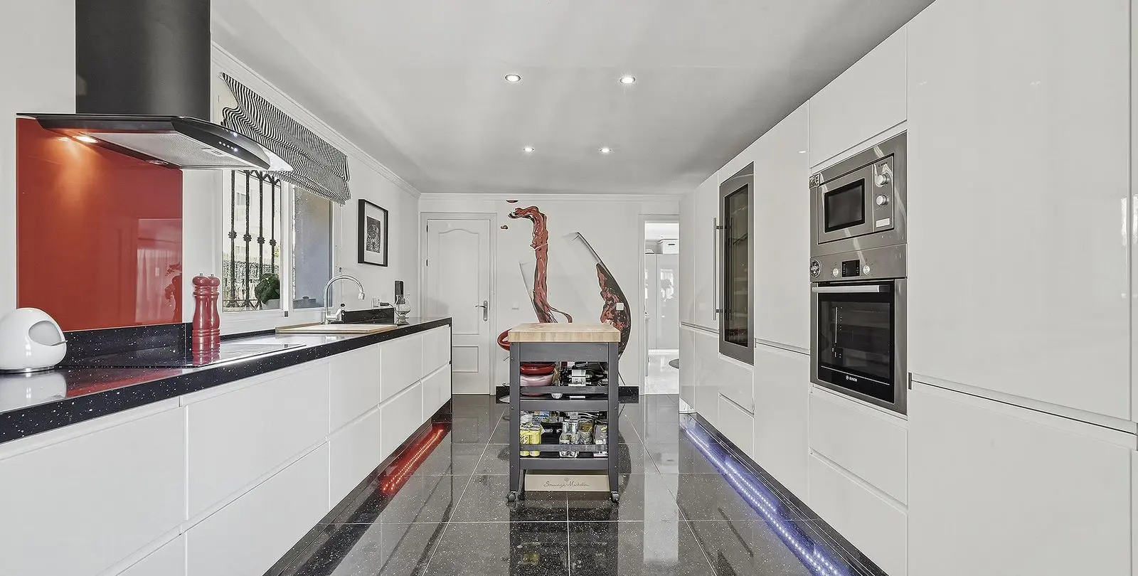 Sale of detached villa in Bahía de Marbella 16