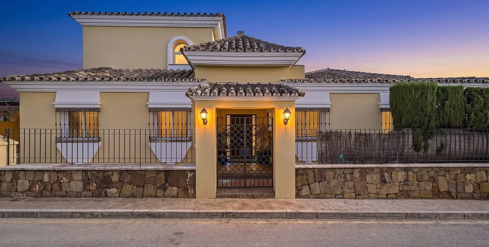 Sale of detached villa in Bahía de Marbella 19