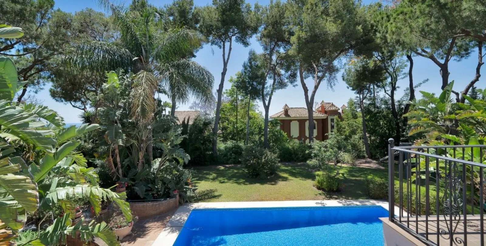 Venta de villa independiente en Hacienda Las Chapas 35