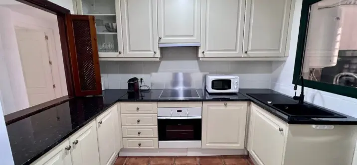 Long-term rent of middle floor apartment in El Paraiso 4