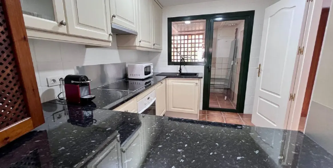 Long-term rent of middle floor apartment in El Paraiso 6
