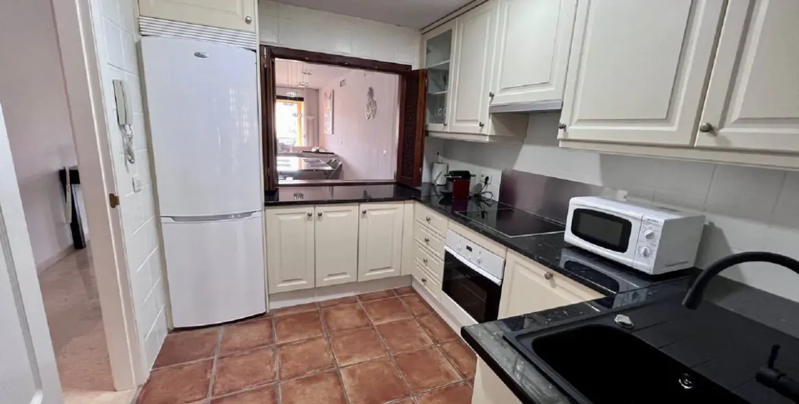 Long-term rent of middle floor apartment in El Paraiso 7