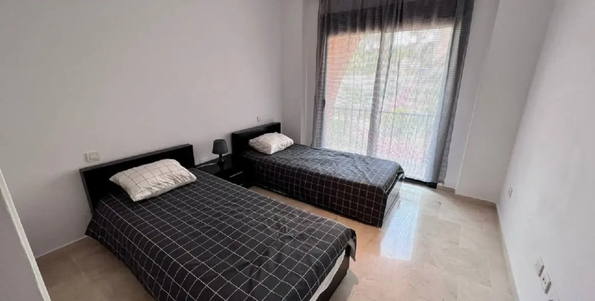 Long-term rent of middle floor apartment in El Paraiso 8