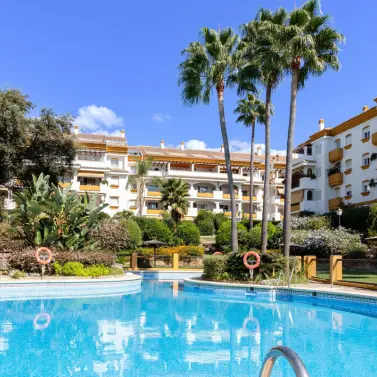 Продажа апартаментов на среднем этаже в Marbella