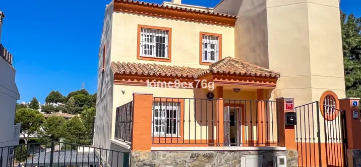 Sale of detached villa in Calahonda 0
