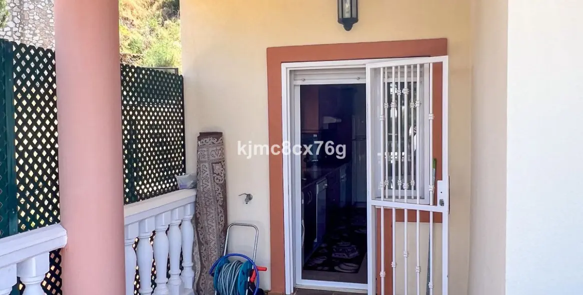 Sale of detached villa in Calahonda 11