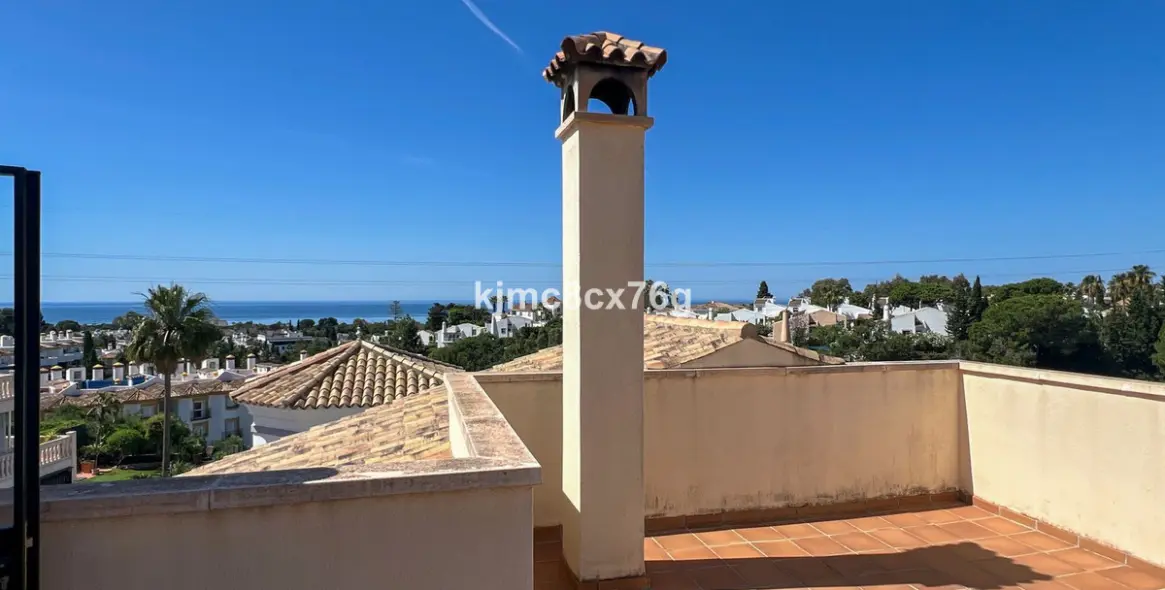 Sale of detached villa in Calahonda 38
