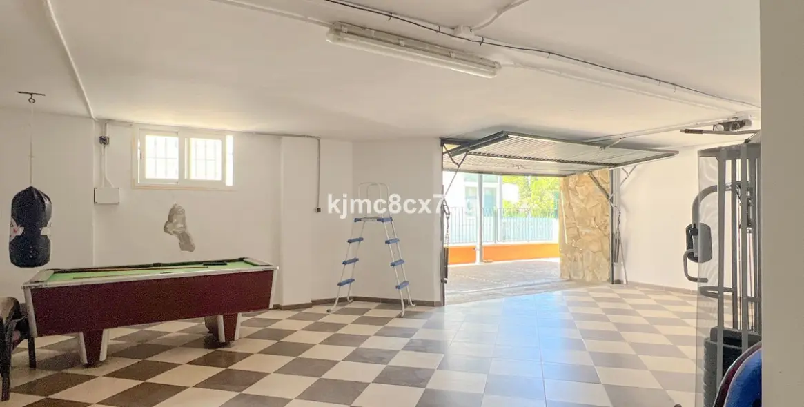 Sale of detached villa in Calahonda 44