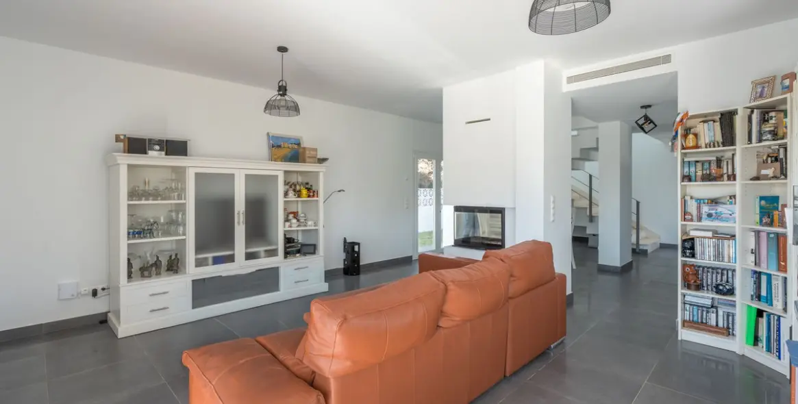 Sale of detached villa in El Faro 8