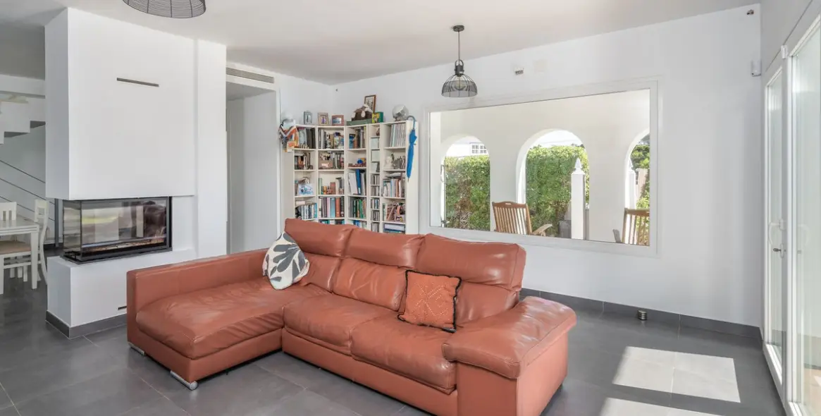 Sale of detached villa in El Faro 9