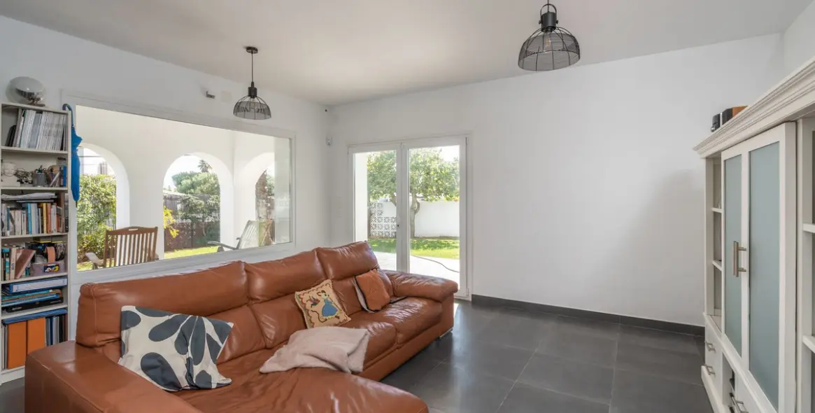 Sale of detached villa in El Faro 10