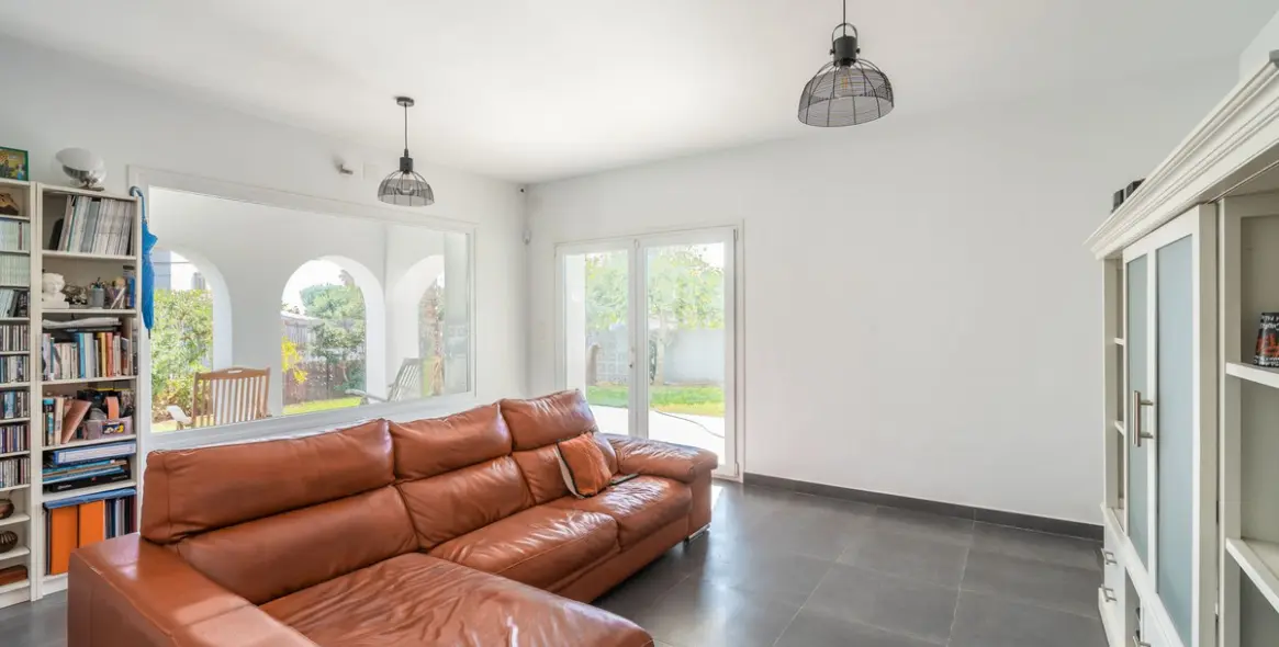 Sale of detached villa in El Faro 11