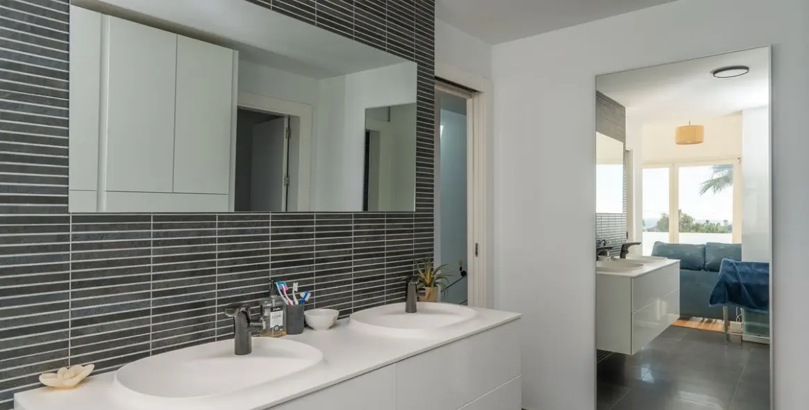 Sale of detached villa in El Faro 24