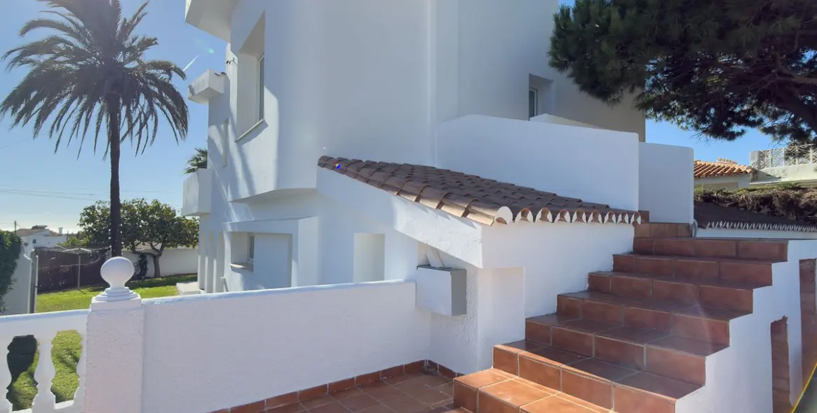 Sale of detached villa in El Faro 37