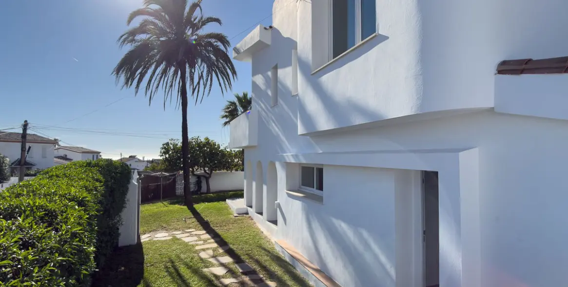 Sale of detached villa in El Faro 38