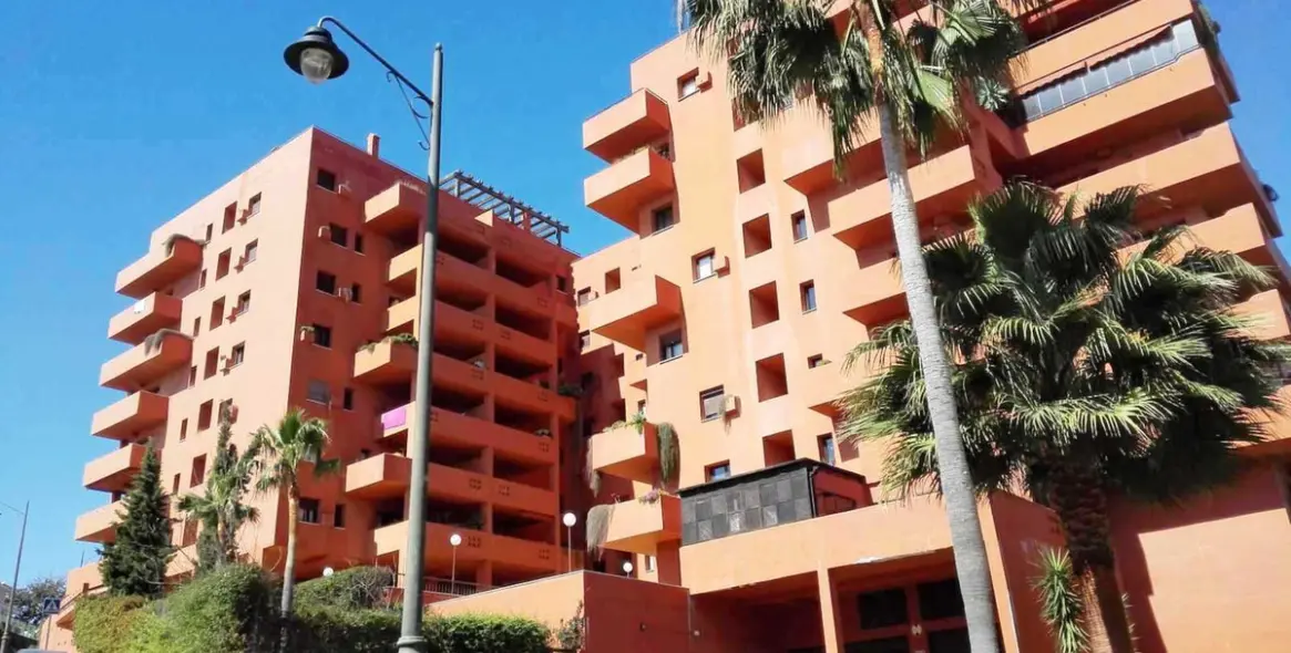 Alquiler a corto plazo de apartamento en planta media en Estepona 1