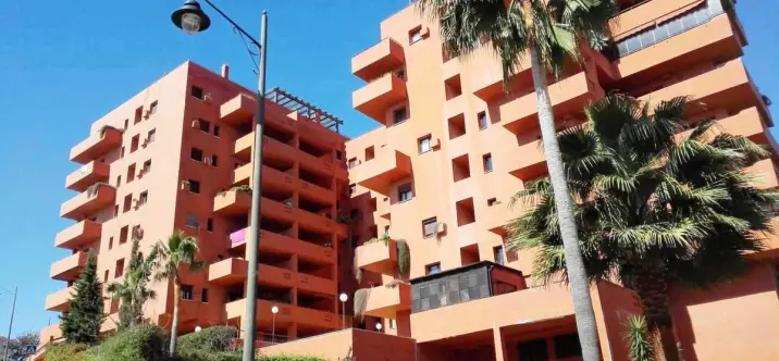 Alquiler a corto plazo de apartamento en planta media en Estepona 0