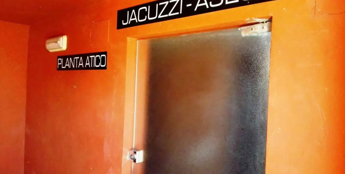 Alquiler a corto plazo de apartamento en planta media en Estepona 11