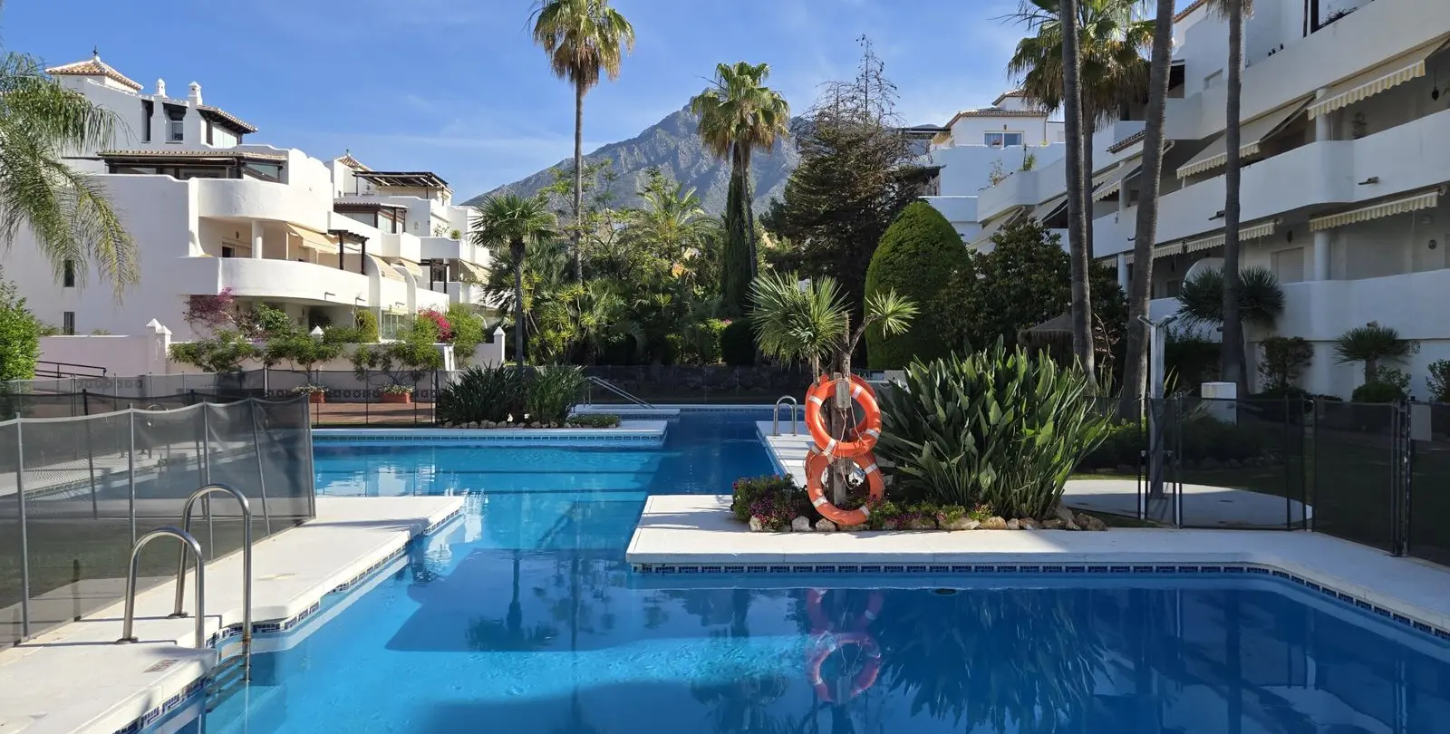 Venta de apartamento en planta media en The Golden Mile 1