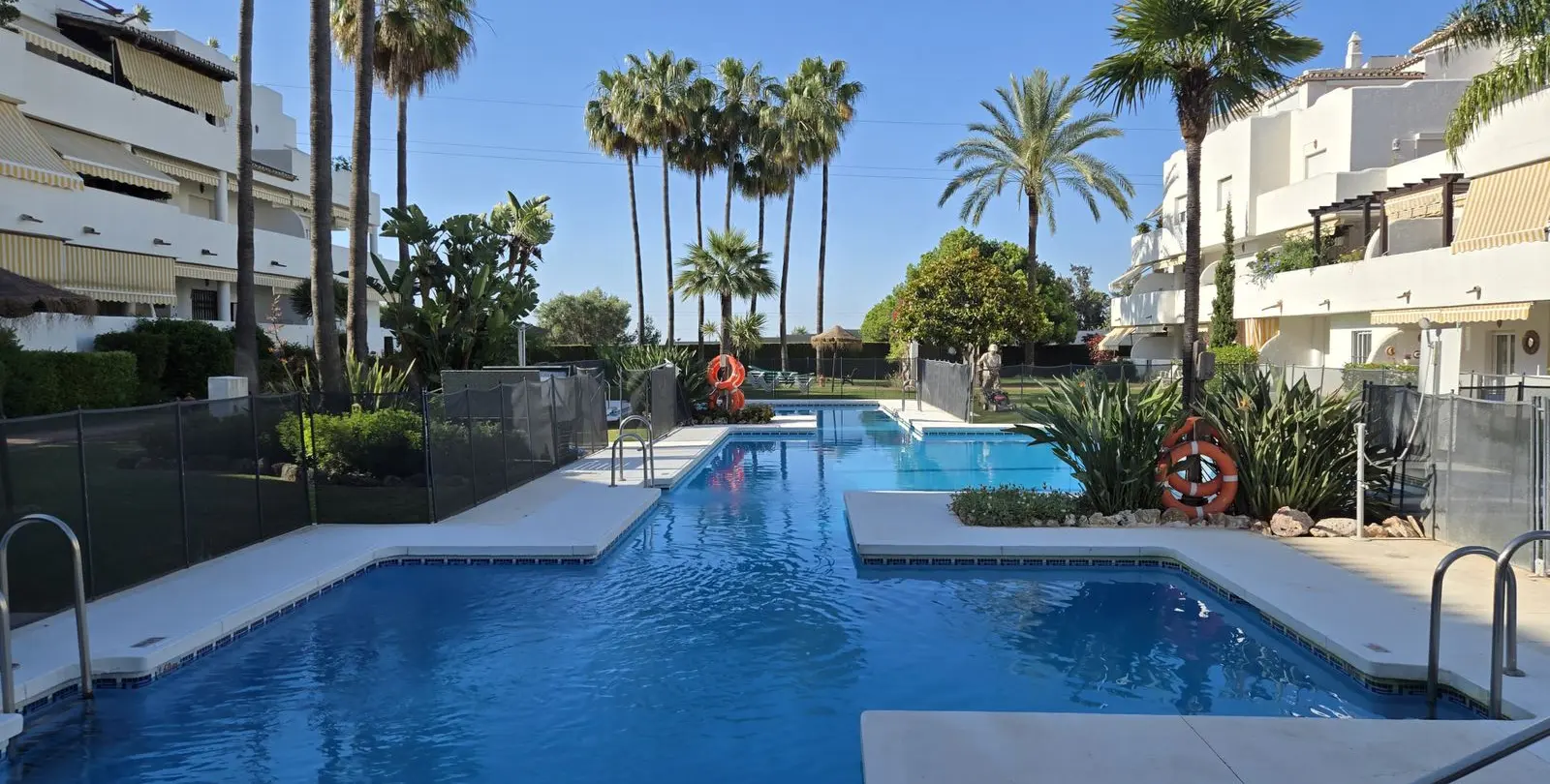 Venta de apartamento en planta media en The Golden Mile 9