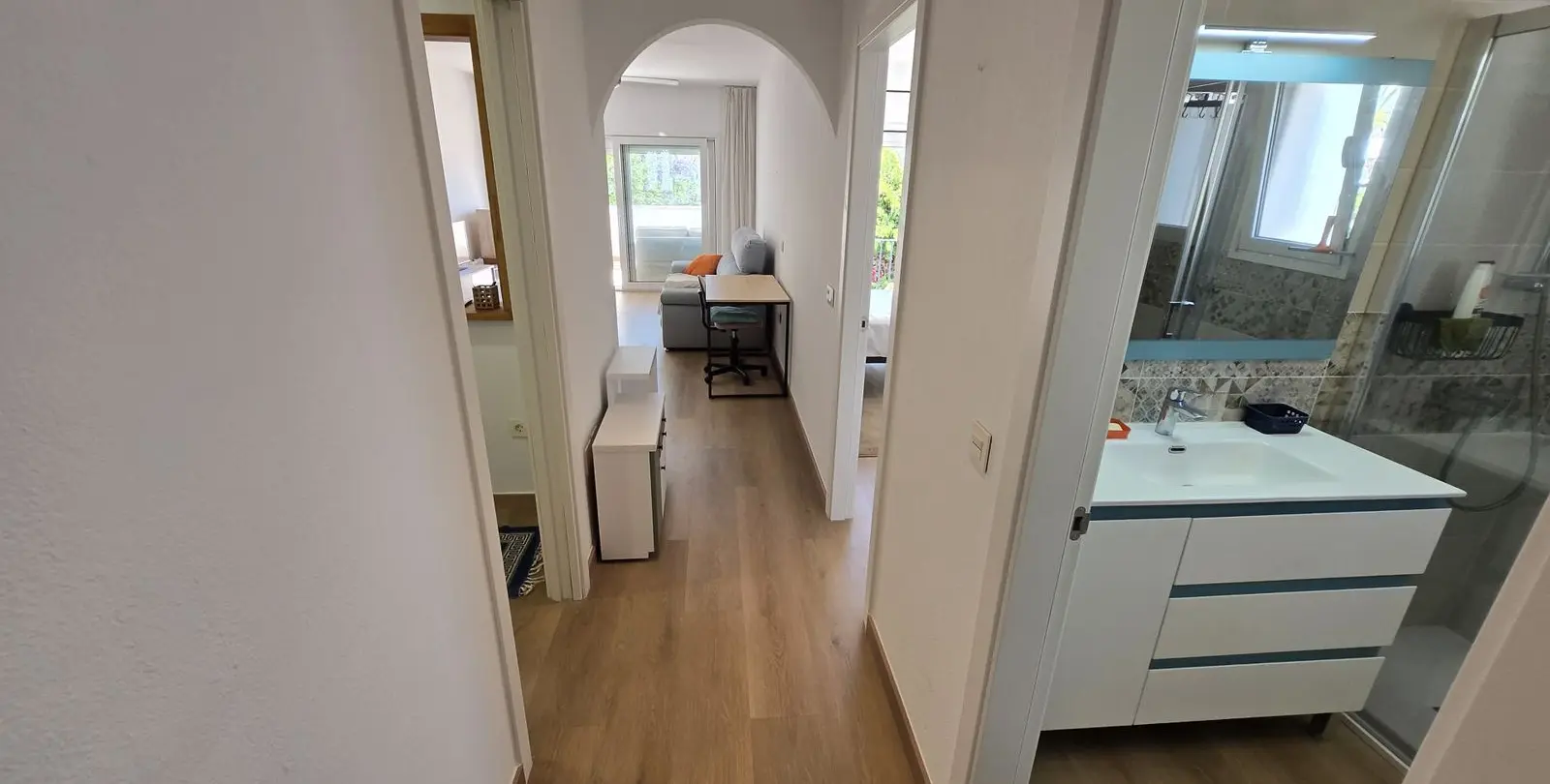 Venta de apartamento en planta media en The Golden Mile 19