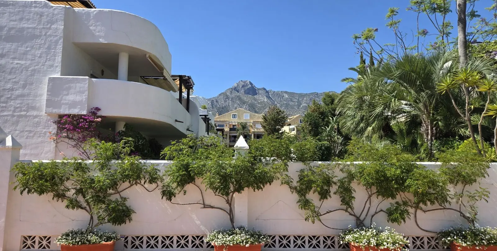 Venta de apartamento en planta media en The Golden Mile 23