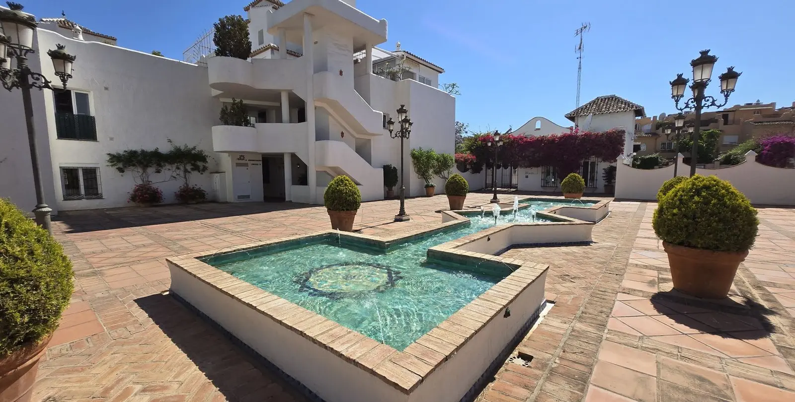 Venta de apartamento en planta media en The Golden Mile 24