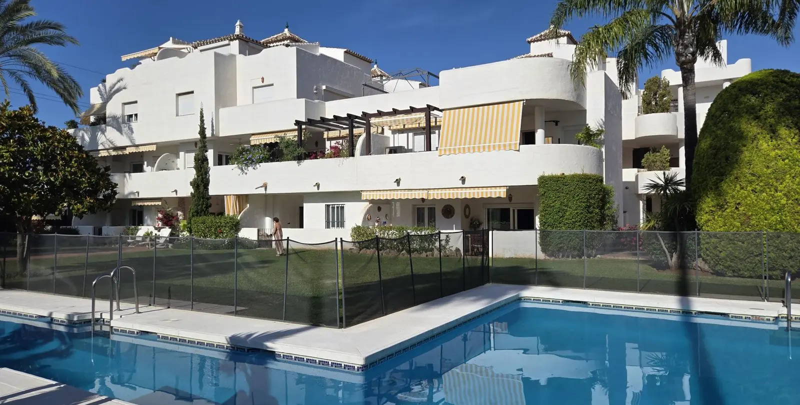 Venta de apartamento en planta media en The Golden Mile 27