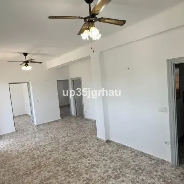 Продажа апартаментов на среднем этаже в Estepona