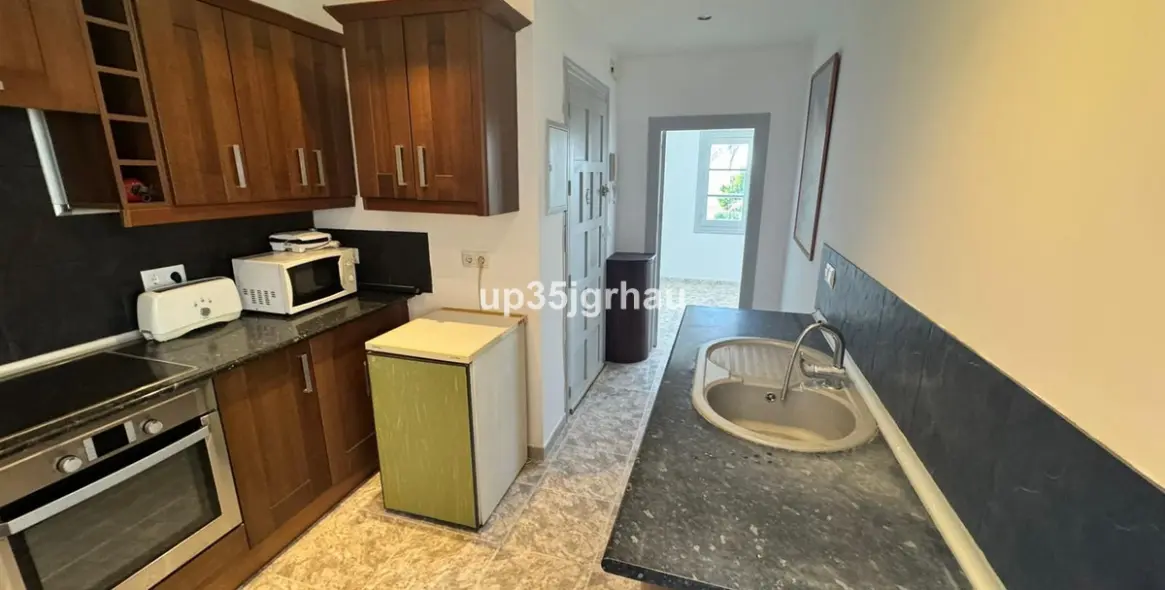 Продажа апартаментов на среднем этаже в Estepona 5