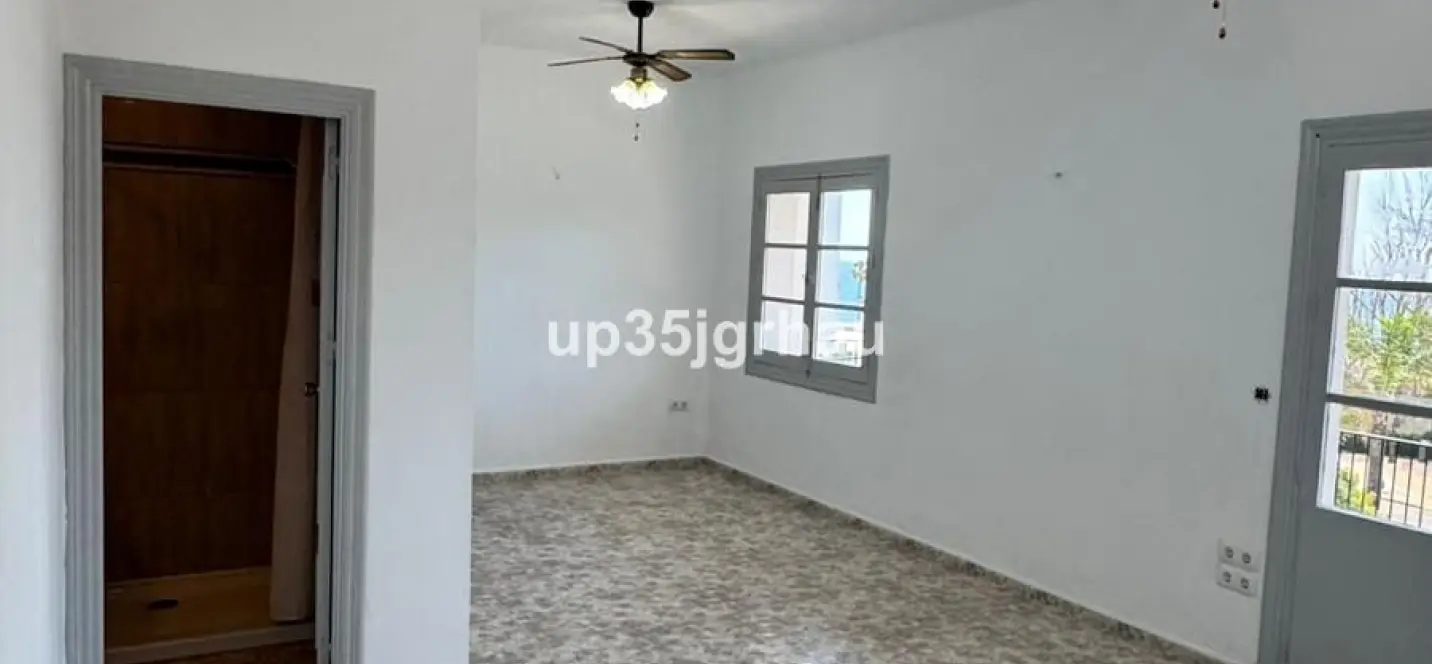 Продажа апартаментов на среднем этаже в Estepona 1